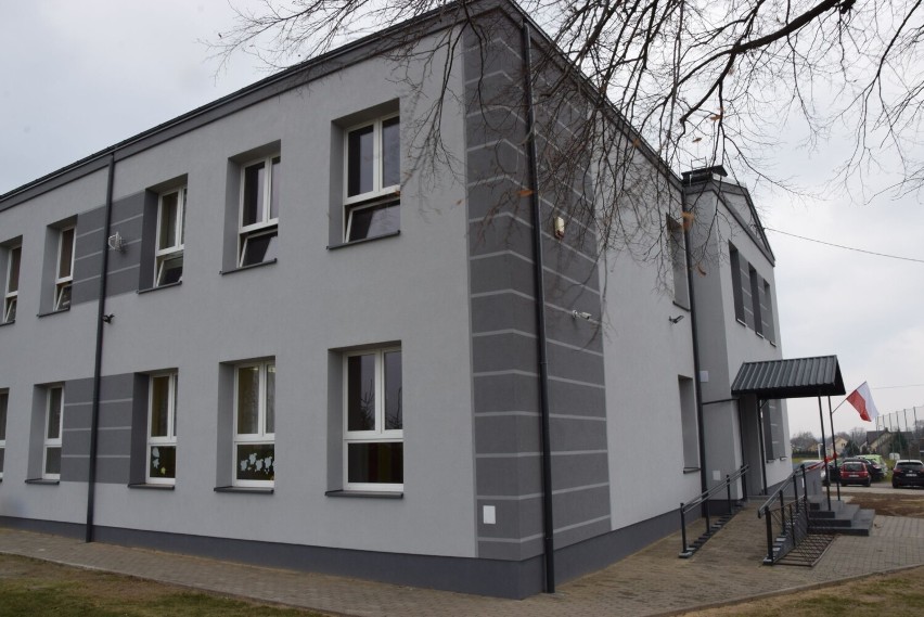 Budynek szkolny w Komornikach po termomodernizacji za pół miliona złotych. Inwestycję wykonano w trzy miesiące ZDJĘCIA
