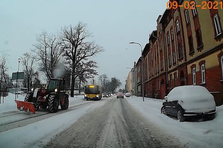 Po Słupsku jeżdżą pługi, które nie odśnieżają. Mieszkańcy zadają pytanie „dlaczego?”