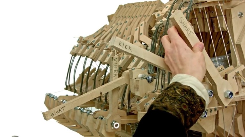 Przepiękny instrument muzyczny z drewna, 2000 kulek i... klocków Lego. Zachwycicie się! [WIDEO]