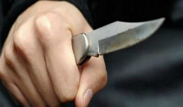 Zamaskowany mężczyzna groził nożem pracownicy