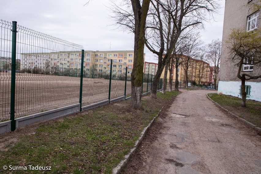 Boisko przy Zespole Szkół Budowlano-Technicznych w Stargardzie już ogrodzone