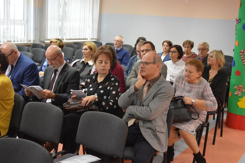 Starostwo Powiatowe w Kartuzach przedstawiło stan realizacji zadań oświatowych - ZDJĘCIA