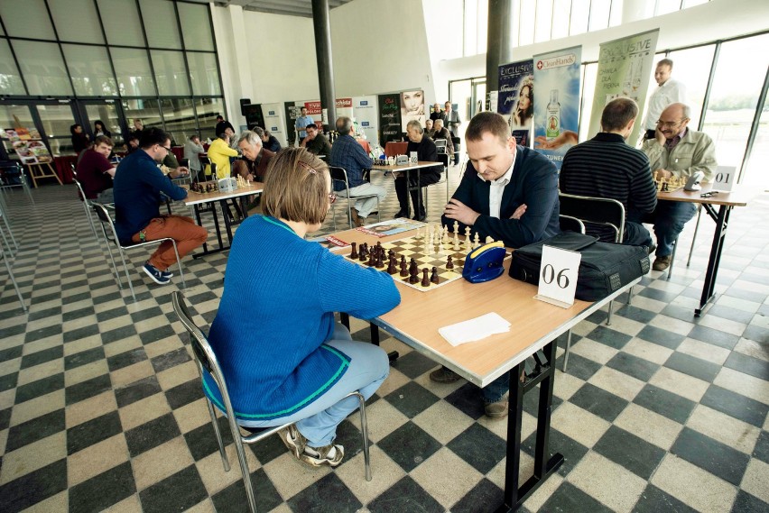 Turniej szachowy dla niepełnosprawnych. Zagrali 13 maja na...