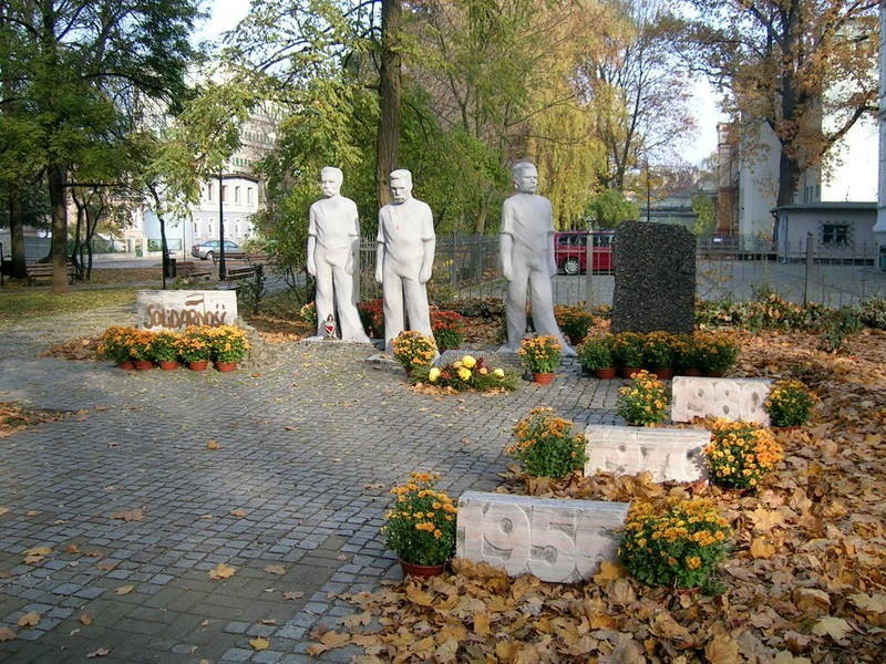 Pomnik stanął w 1981 r. - między ulicami Kazimierza...