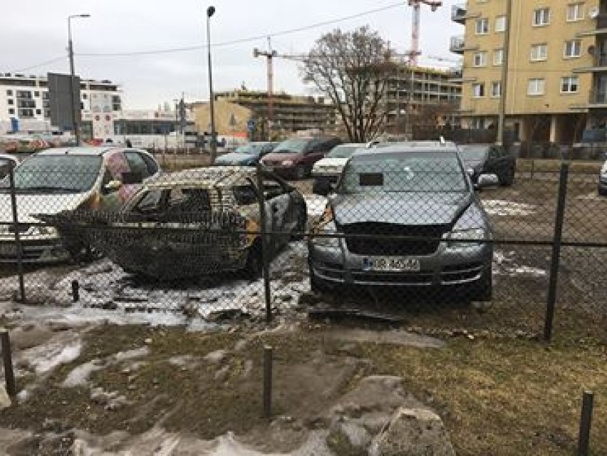 Na Targówku w ciągu miesiąca spłonęło kilka samochodów. Czy...