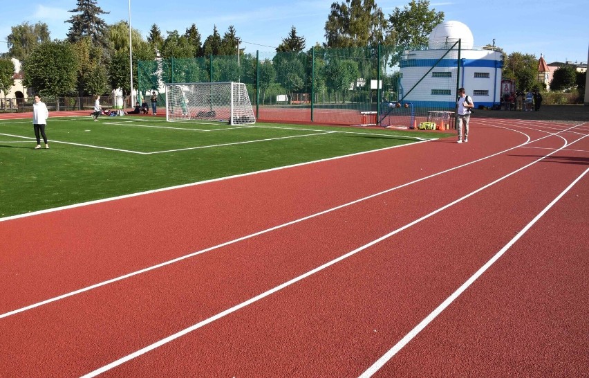 Nowy stadion na terenie SP nr 2 w Gniewkowie posiada...