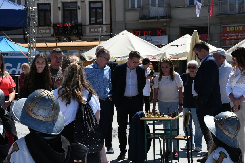 Spektakularna partia żywych szachów. Zagrali kieleccy politycy (ZDJĘCIA)