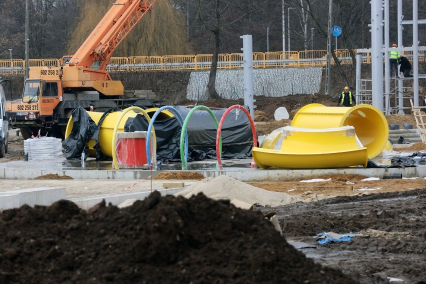 Budowa basenów w Legnicy, trwa montaż konstrukcji pod zjeżdżalnie wodne