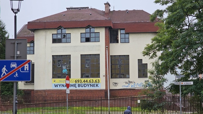 Butelki po alkoholu, zniszczenia i graffiti. Dawna siedziba banku straszy w centrum Kielc! Zobacz zdjęcia