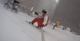 Nowy Jork sparaliżowany a on... Szalona przejażdżka snowboardem po ulicach miasta [wideo]