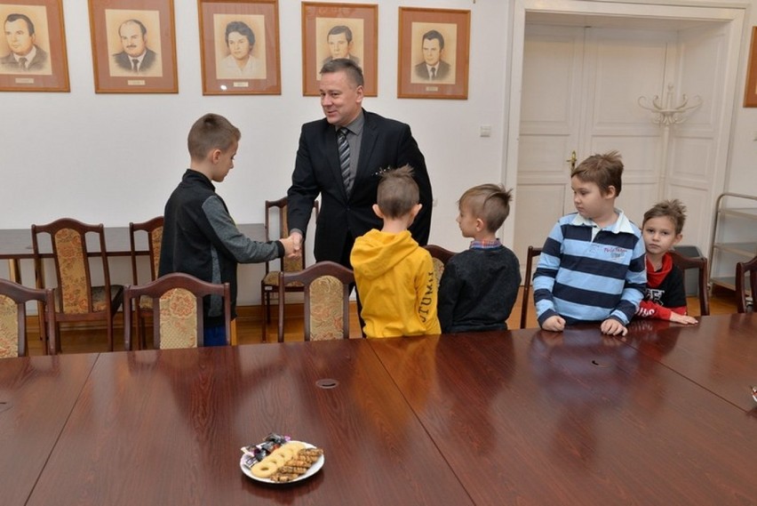 Uczniowie pierwszej klasy ze Szkoły Podstawowej nr 10 im. A. Mickiewicza w Koninie odwiedziły koniński magistrat