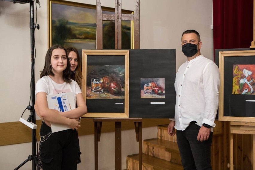 "Wakacje 2020 z kulturą" w Pińczowie. Młodzi artyści wykonali niesamowite reprodukcje znanych obrazów. To trzeba zobaczyć! (ZDJĘCIA)