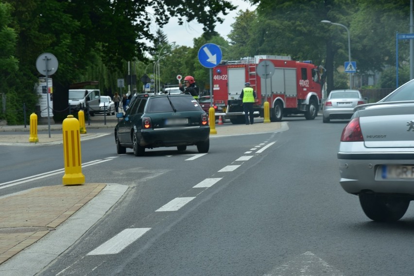 Wahadło na Bieckiej na wysokości skrętu na dworzec - zderzenie skutera i osobówki [ZDJĘCIA]