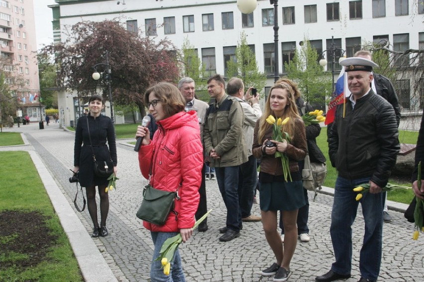 Rosjanie złożyli kwiaty pod legnickim pomnikiem (ZDJĘCIA)