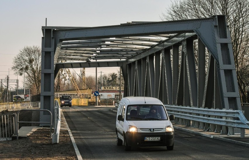 Kierowcy mogą już korzystać z przejazdu mostem na ul....