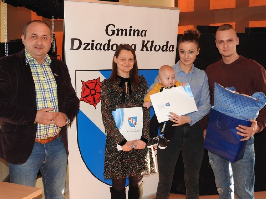 Władze gminy Dziadowa Kłoda przywitały nowo narodzone dzieci (GALERIA)