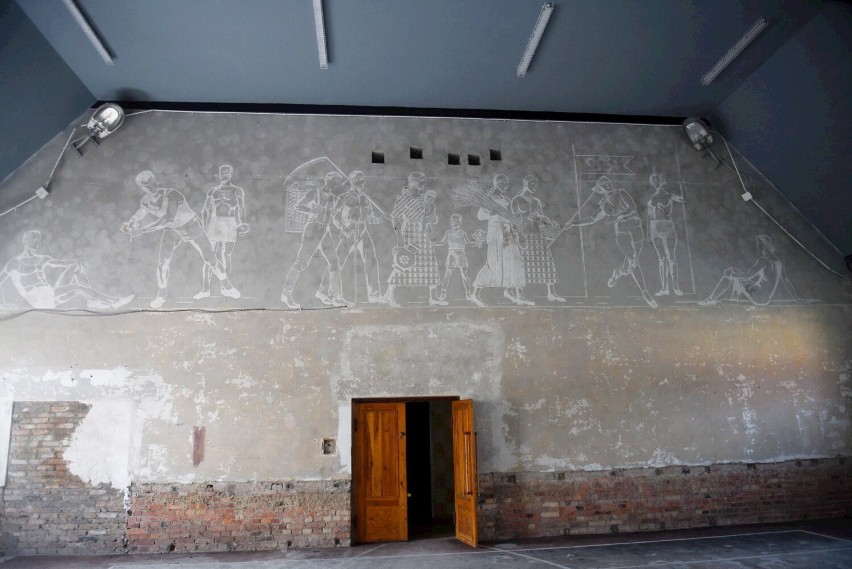 W dawnym kinie zachował się fresk wykonany w mokrym tynku