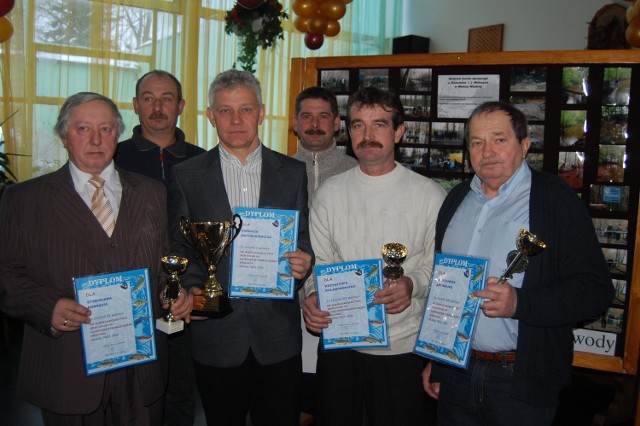 Najlepsi w cyklu Grand Prix 2009 koła Karaś Miastko (z dużym pucharem Dariusz Matuszkiewicz)