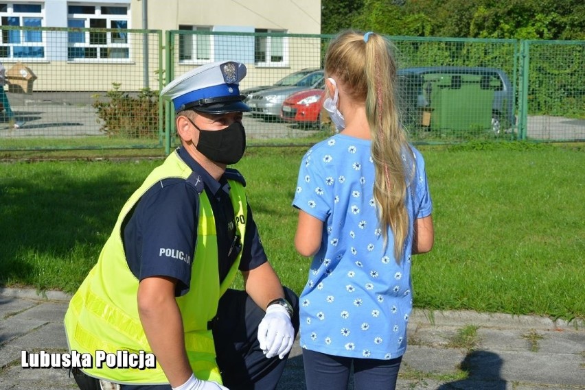 Policjanci uczyli dzieci, jak bezpiecznie chodzić do szkoły
