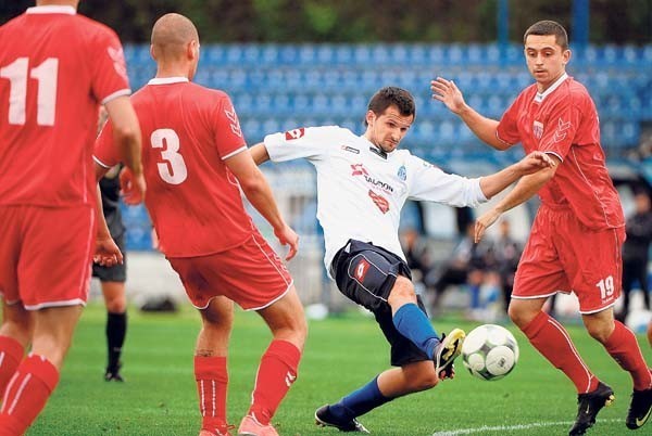 Sebastian Olszar (w białej koszulce) czeka na pierwszego oficjalnego gola w barwach Ruchu