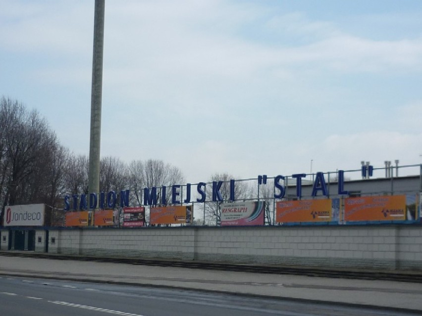 Nowy napis na stadionie miejskim w Rzeszowie wykonany jest w niebieskim kolorze