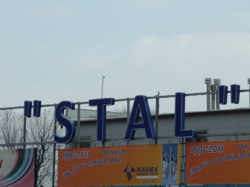 Nowy napis na stadionie miejskim w Rzeszowie wykonany jest w niebieskim kolorze
