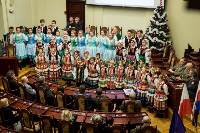 Trudno sobie wyobrazić początek stycznia bez tego wydarzenia - Towarzystwo Miłośników Miasta Bydgoszczy po raz kolejny zaprosiło we wtorek do sali sesyjnej bydgoskiego ratusza na Noworoczne Spotkanie Opłatkowe. 

Zwyczajowo podkreśla się udział w nim przedstawicieli władz miasta i regionu, ale zawsze jest to po prostu okazja nie tylko do podzielenia się opłatkiem, ale i do podsumowania minionego roku, wysłuchania pięknego koncertu kolęd i wymiany refleksji w dużym gronie osób, którym pomyślność i dobra przyszłość Bydgoszczy leżą szczególnie na sercu. Tak było i tym razem.