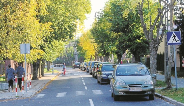 Zaparkowane samochody wzdłuż ulicy Targowej to codzienny obrazek w pobliżu