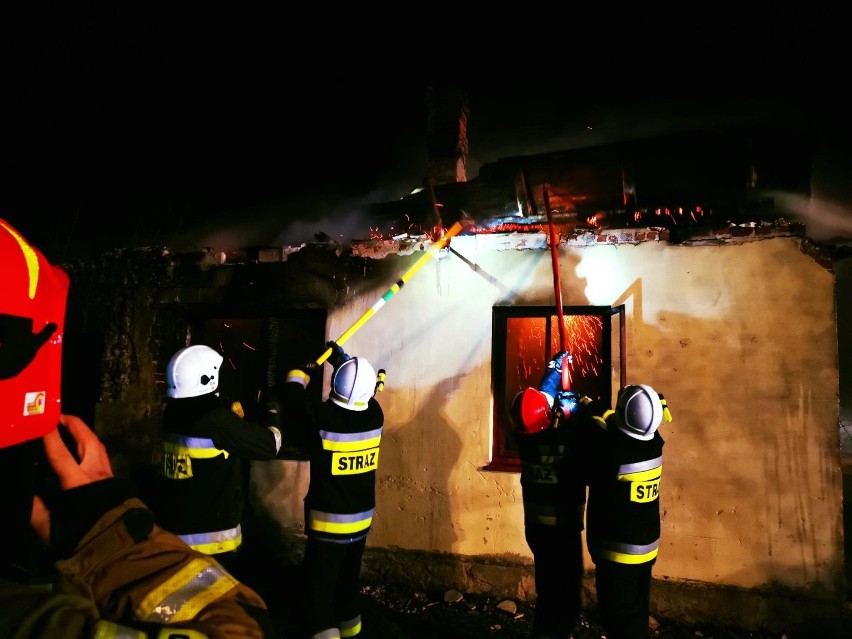 Gmina Kamieńsk. Pożar pustostanu w miejscowości Podjezioro, ktoś zaprószył ogień