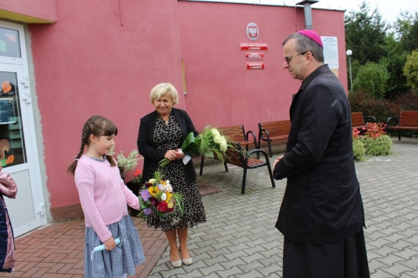 Biskup kaliski z wizytą w szkole w Czerminie