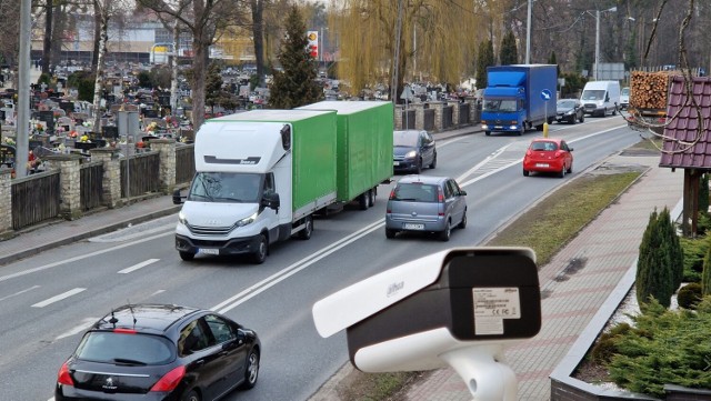 Najwięcej samochodów pojawia się na ulicach Strzelec Opolskich w piątki. Pomiar pokazuje, że miasto pilnie potrzebuje obwodnicy.