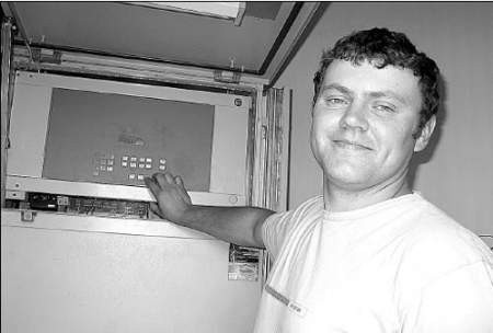 Zenon Klyta sprawdza działanie komputera sterującego wiatrakiem.