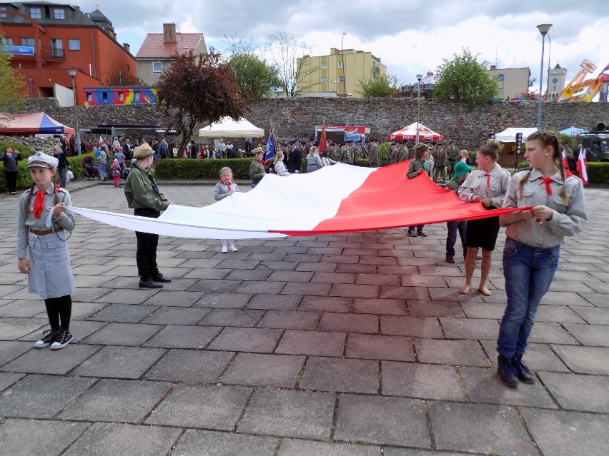 Święto Flagi w Żarach i Żaganiu. Co  roku wspólnie oddawaliśmy szacunek barwom ojczystym 2 maja. W czasie pandemii też pamiętajmy o fladze