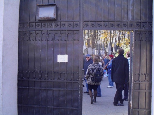 Wejście gł&oacute;wne na cmentarz. Fot. Ewa Krzysiak