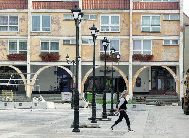 Nowo zamontowane latarnie na rewitalizowanym Rynku w Jaworze tylko imitują żeliwne. Są wykonane z plastiku