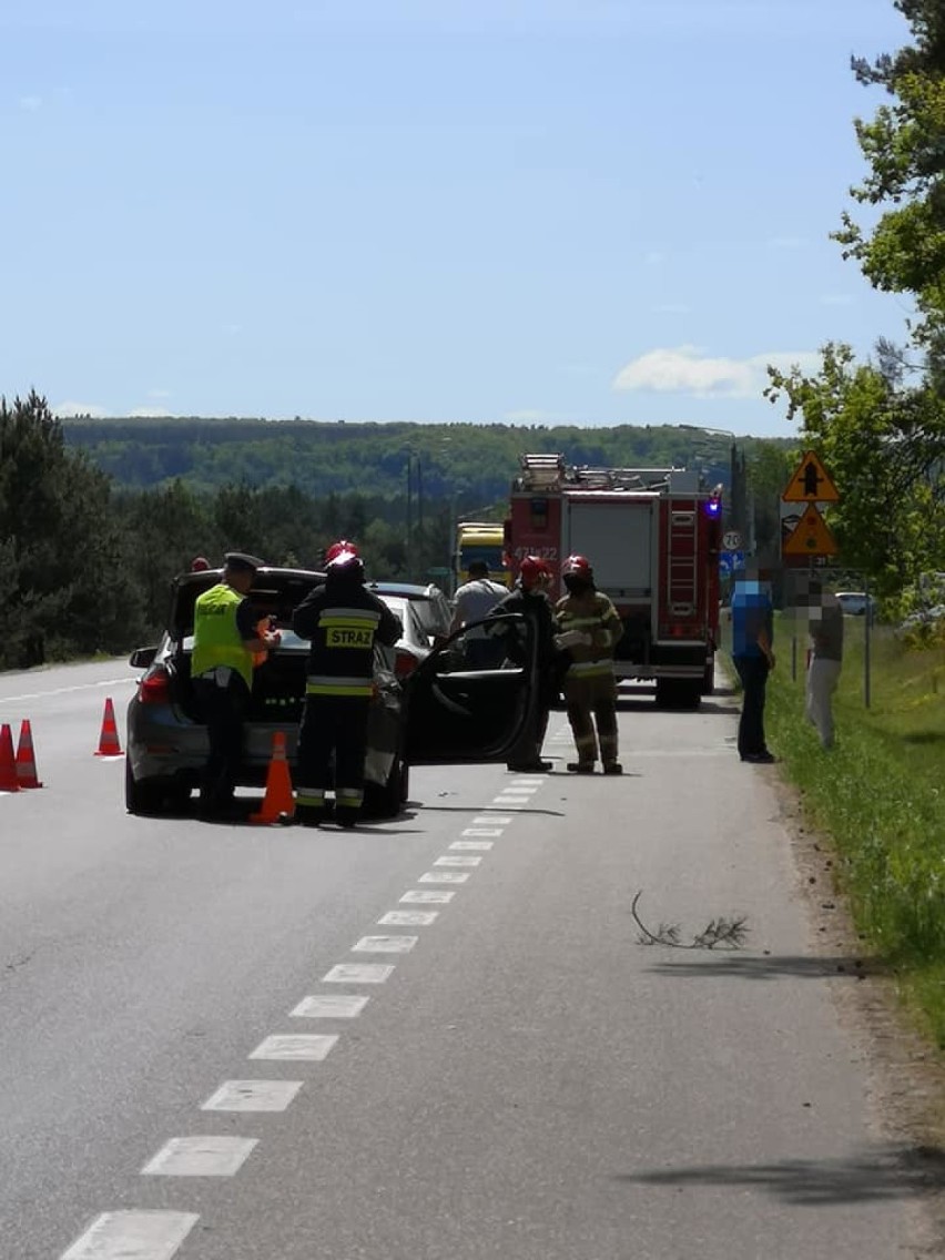 Mosty. Kolizja trzech aut. Jeden mandat i dwa zatrzymane przez policję dowody rejestracyjne