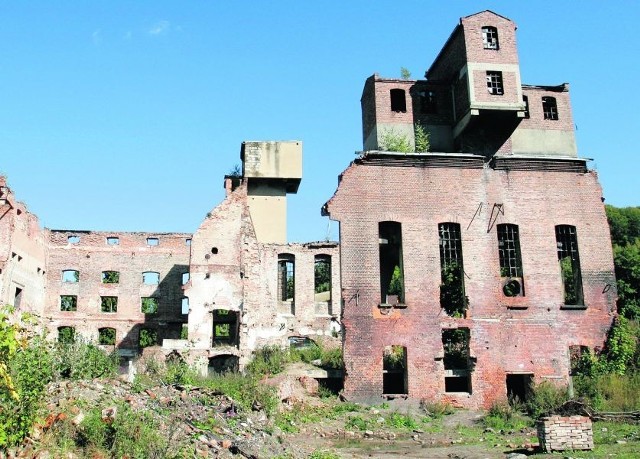 Ruina w centrum Walimia szpeci miasto i grozi zawaleniem. Będzie zburzona?