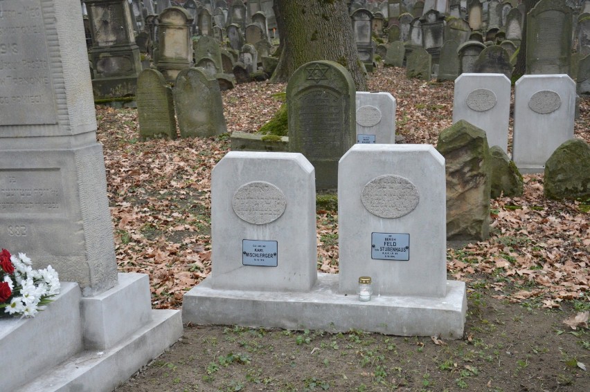 Tarnów. Na Cmentarzu Żydowskim odnowiono nagrobki żołnierzy [ZDJĘCIA]
