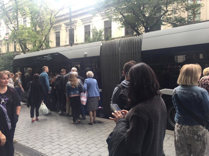 Kraków. Wielki korek na Łobzowskiej. Pasażerowie komunikacji miejskiej muszą czekać kilkadziesiąt minut na przyjazd autobusu