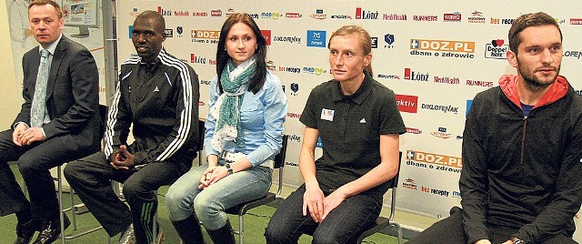 Od prawej: Michał Kaczmarek, Karolina Jarzyńska, Volha Mazuronak, Joseph Biwott i Krzysztof Maciaszczyk