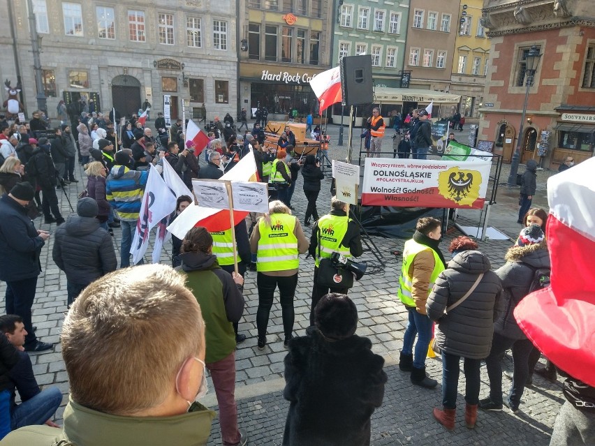 Zobacz zdjęcia z marszu wolności we Wrocławiu. Były tłumy koronasceptyków