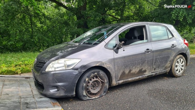 Na oczach policjanta, 25-latek kradzioną toyotą staranował latarnię.