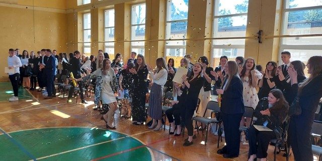W piątek, 28 kwietnia uroczyście zakończyli rok szkolny absolwenci Liceum Ogólnokształcącego imienia Marii Curie-Skłodowskiej w Kazimierzy Wielkiej. Pożegnanie było momentami "wystarzałowe"...