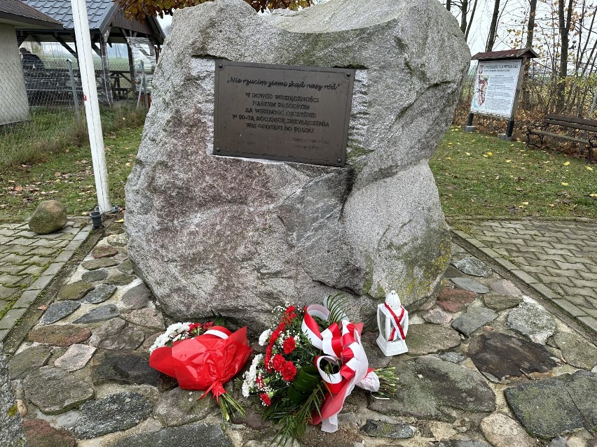 Oddali hołd Niepodległej Polsce przy obelisku w Groszkach (ZDJĘCIA)