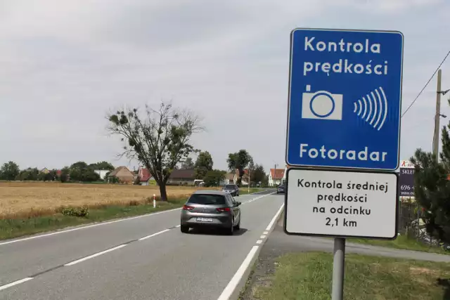 W Polsce mamy 400 fotoradarów, 30 punktów z odcinkowym pomiarem prędkości, do tego jeszcze 20 miejsc, w których sprawdzane jest czy kierowca nie przejechał na czerwonym świetle. 

Zobaczcie gdzie czekają na nas fotoradary. Informacje na podstawie strony canard.gitd.gov.pl


FLESZ: Autostrady, bramki, systemy płatności - jak ominąć korki?

