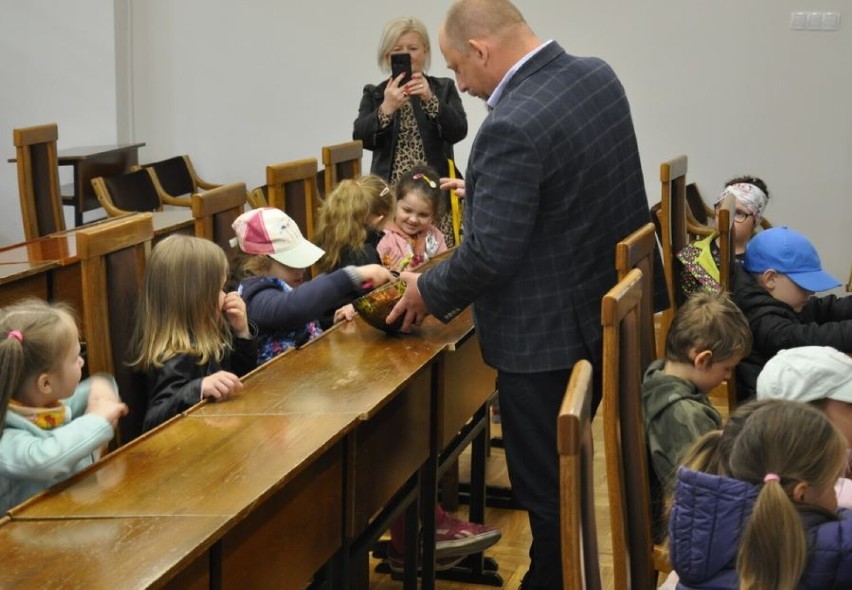 Dzieci z Przedszkola nr 8 w Kętach odwiedziły Urząd Gminy