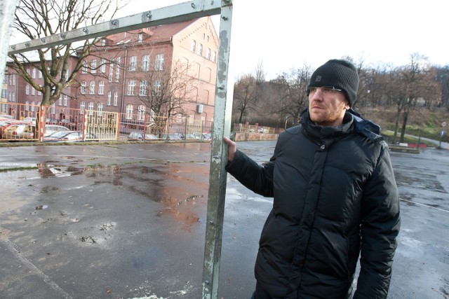 Radny Mariusz Piejko złożył wniosek, by pieniądze zarezerwowane na budowę szaletu miejskiego na Nowym Mieście, przeznaczyć na budowę boisk wielofunkcyjnych przy szkole podstawowej na ul. Poznańskiej