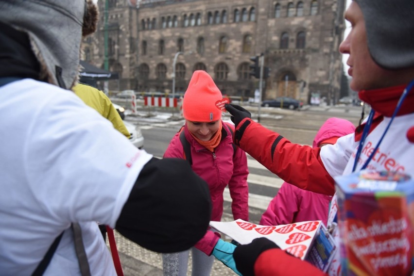 Wolontariusze WOŚP kwestują w każdym zakątku miasta