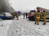 Wypadek w Sławnie, zderzyły się dwa samochody. Na drogach paraliż, jest ślisko AKTUALIZACJA