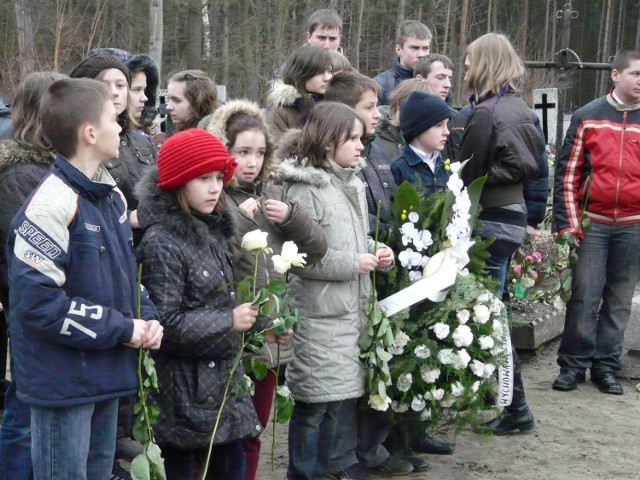 Szkolni koledzy przynieśli na pogrzeb Jasia wiązanki jasnych kwiatów